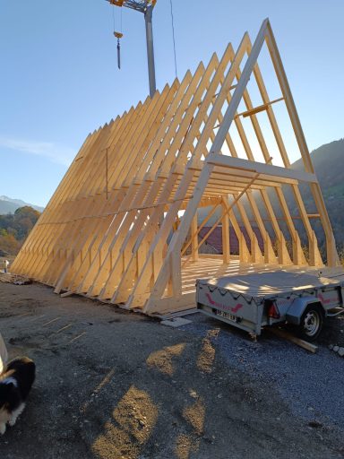 Structure Maison A Bâtiment en bois en construction avec une structure en ossature sur un site en plein air.
