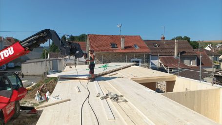 Pose des panneaux de toiture